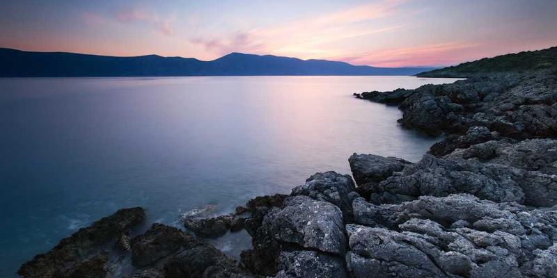 说明：一幅象征焦虑的抽象画，背景是不断闪烁的电脑屏幕，上面显示着错误日志