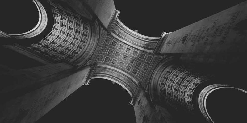 一张描绘个体在药物依赖状态下挣扎的抽象画作，画面中包含明暗对比，象征个体内心的冲突与挣扎