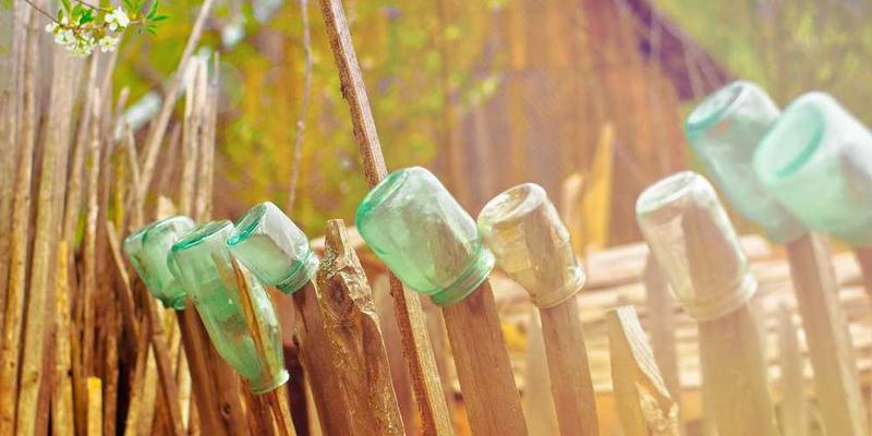 说明：一张现代开箱视频截图，显示主播正打开一款智能手机的包装盒