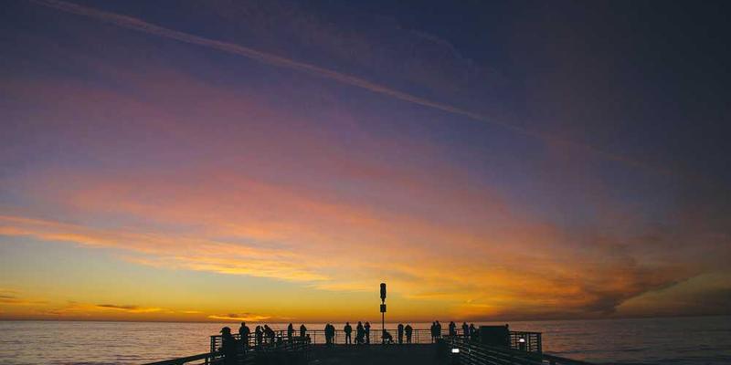 一位用户向屏幕上的虚拟形象倾诉秘密,表情略显无奈