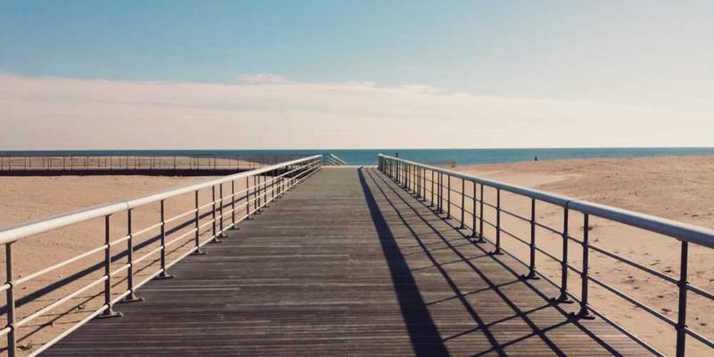 感冒期间人体免疫系统与病毒斗争的示意图