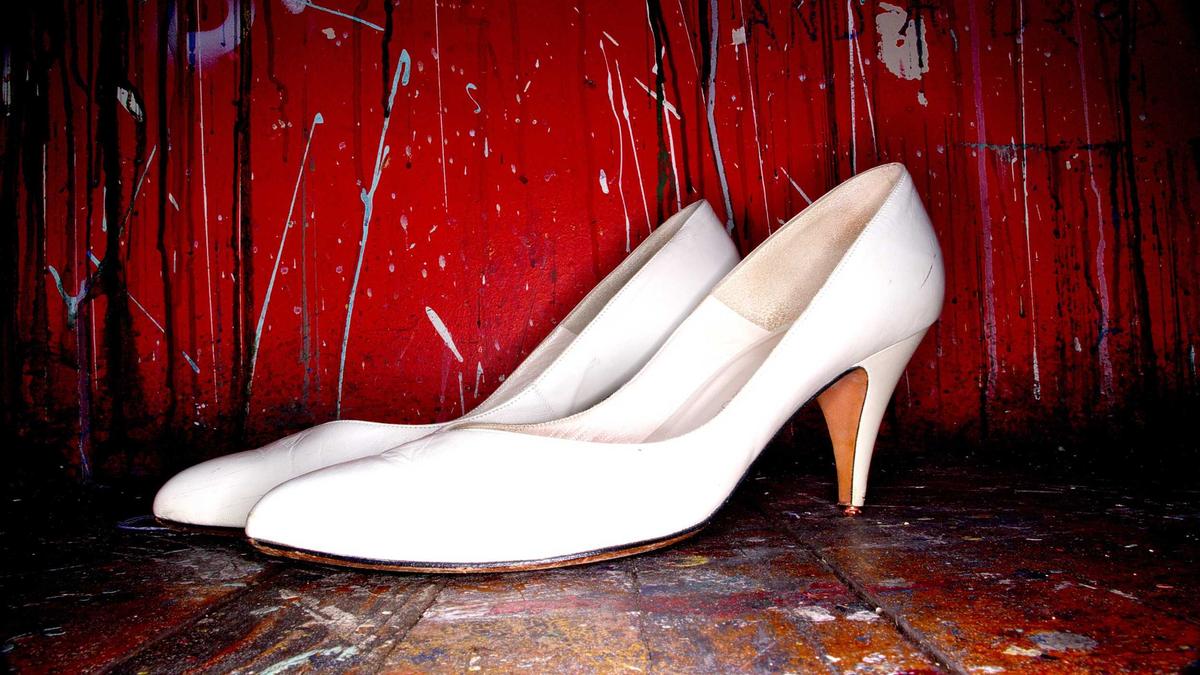 体育收藏品（球星卡、球衣）市场泡沫巨大，炒作盛行，脱离体育文化本身。