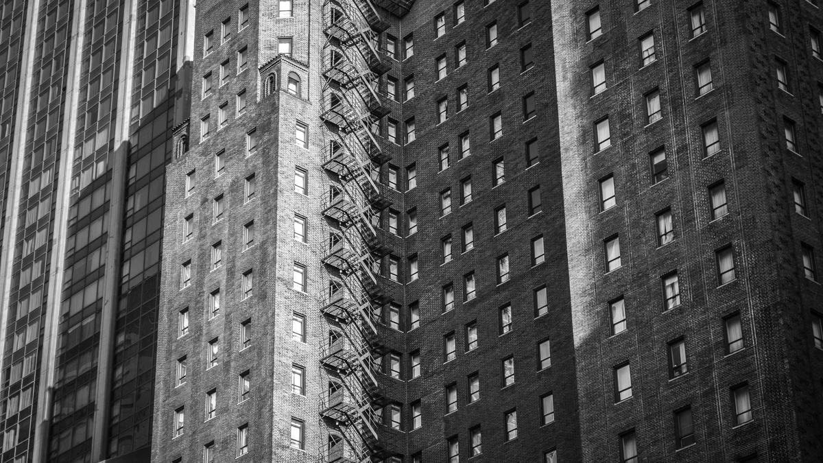 展示某不法NFT项目涉嫌非法集资，其中展示虚假的NFT数字藏品宣传资料、虚假实物奖励承诺以及投资者的交易记录等信息